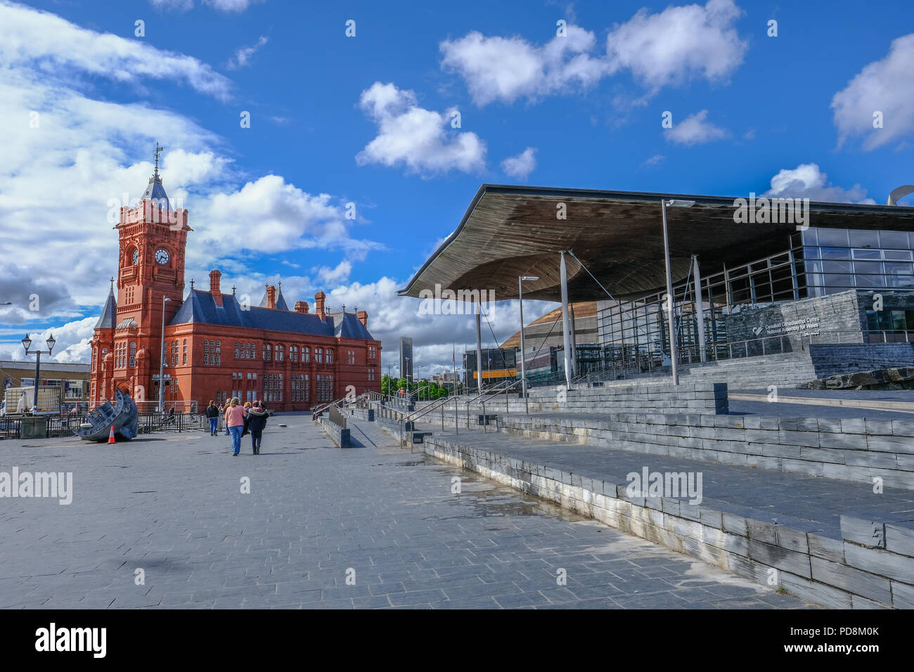La baie de Cardiff, Cardiff, Pays de Galles - 20 mai 2017 : Avis de Pierhead building et Sinead avec chemin en face. Les gens se promener le long de la chaussée sur un brig Banque D'Images