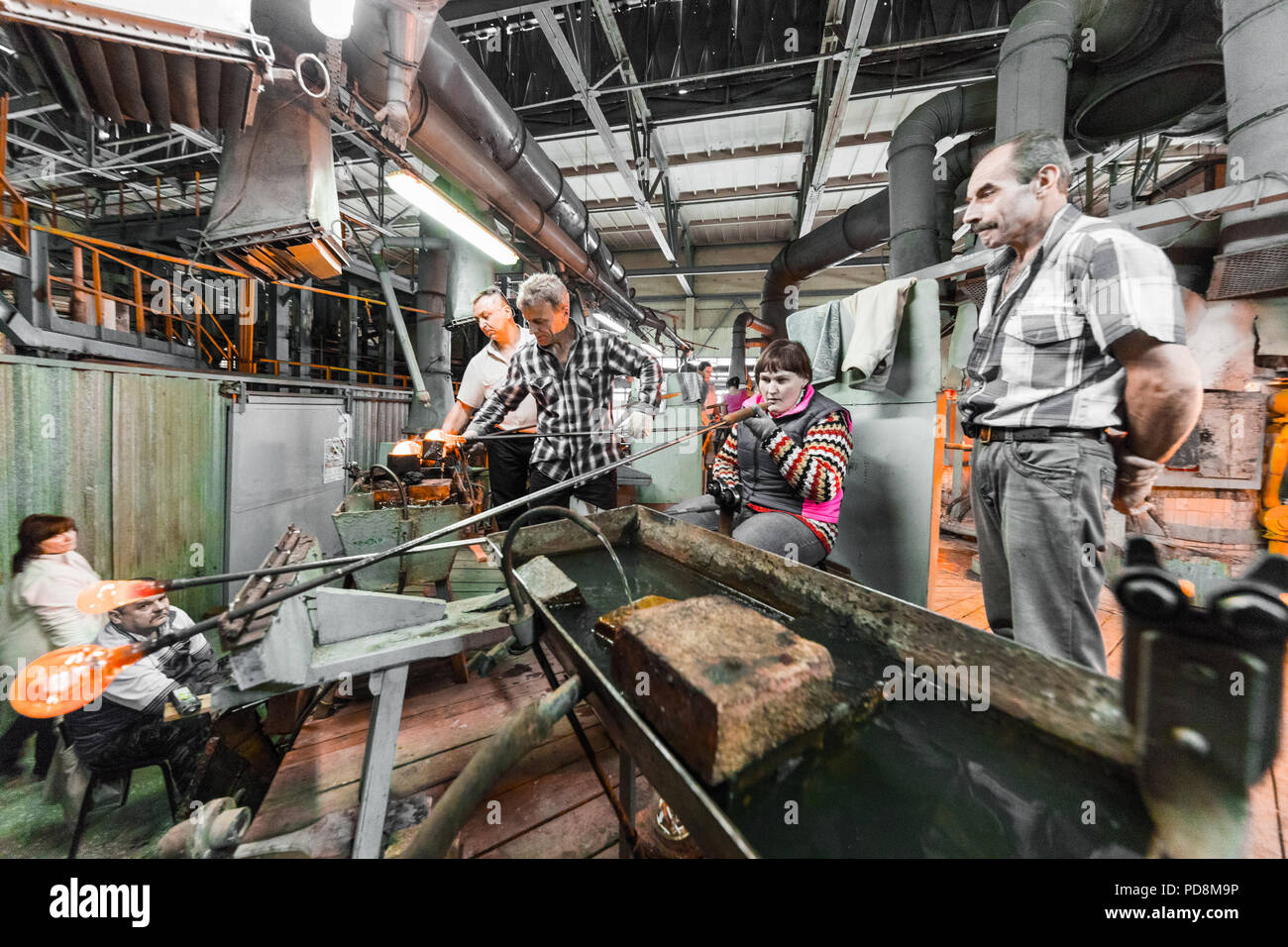 Minsk, Belarus - Février 01, 2018 des travailleurs de la production de verre : travailler avec l'industrie sur l'équipement de base d'usine Banque D'Images Minsk, Belarus - Février 01, 2018 des travailleurs de la production de verre : travailler avec l'industrie sur l'équipement de base d'usine Banque D'Images