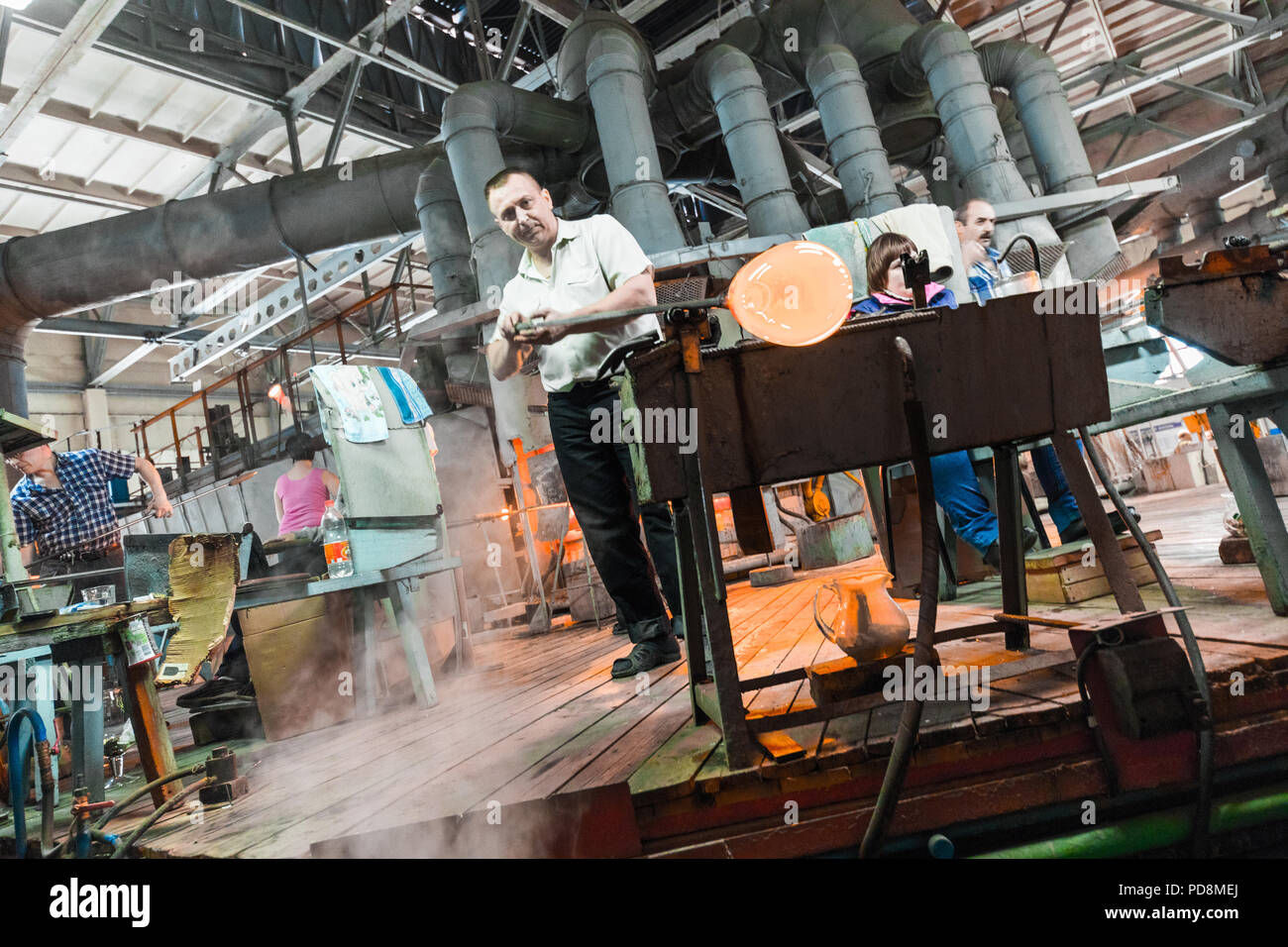 Minsk, Belarus - Février 01, 2018 : les travailleurs de l'usine de verre sur la production d'arrière-plan en verre avec de l'équipement de fabrication Banque D'Images Minsk, Belarus - Février 01, 2018 : les travailleurs de l'usine de verre sur la production d'arrière-plan en verre avec de l'équipement de fabrication Banque D'Images