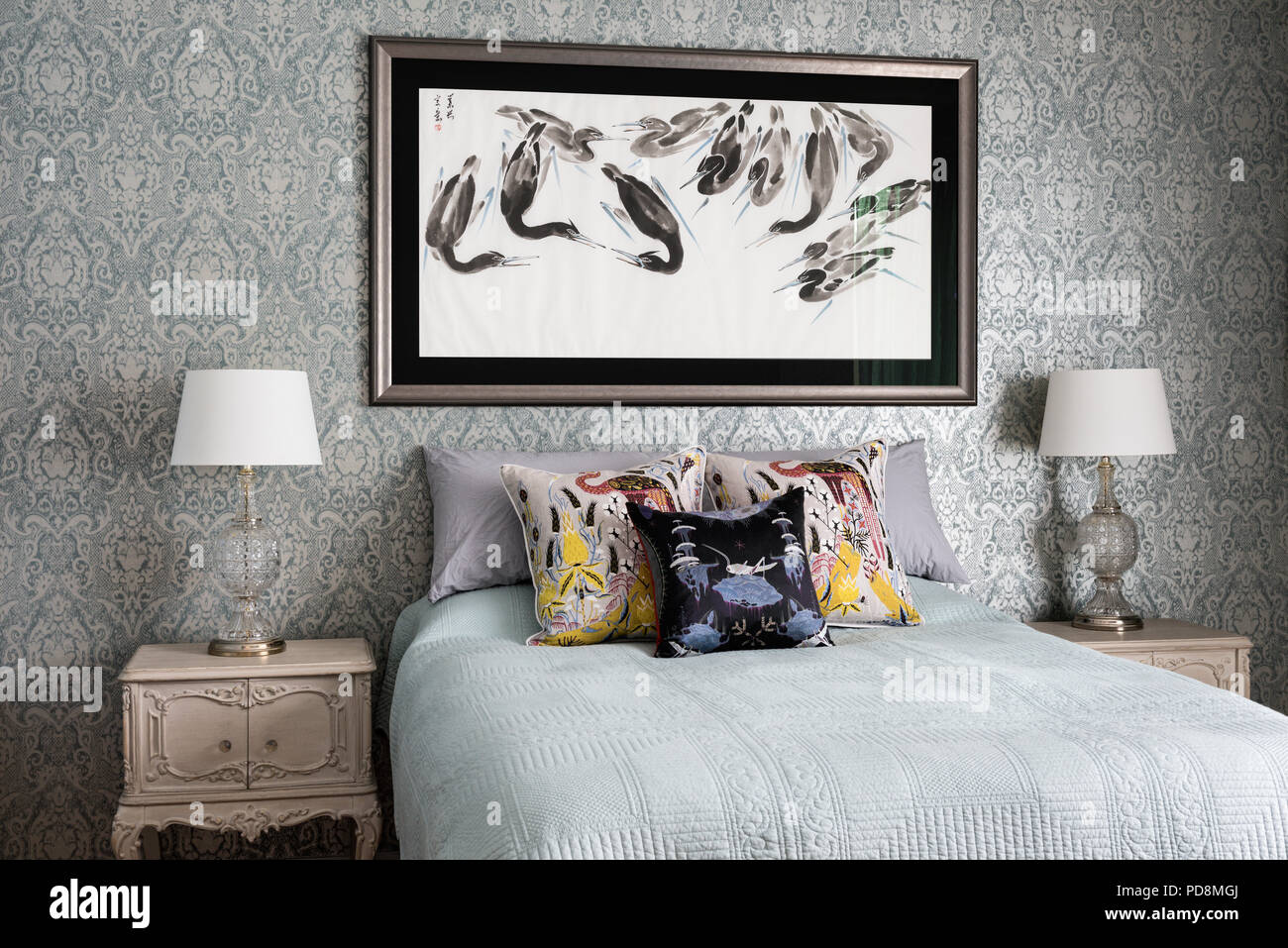 Au-dessus de l'oeuvre moderne avec lit double paire de lampes en verre taillé Banque D'Images