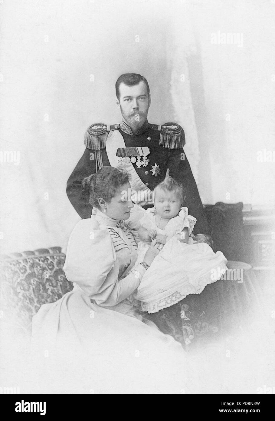 Le Tsar Nicolas II de Russie. 1868-1918. Le dernier empereur de Russie. Photographié ici avec son épouse l'impératrice Alexandra et leur premier-né enfant Olga ca. 1896 Banque D'Images