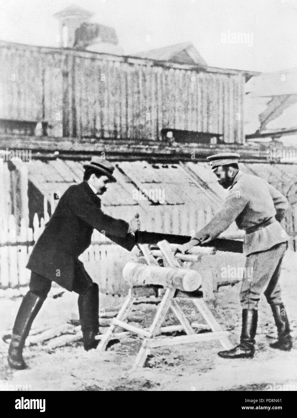 Le Tsar Nicolas II de Russie. 1868-1918. Le dernier empereur de Russie. Photographié ici en compagnie de son professeur de français pour enfants Pierre GILLARD à Tsarskoe-Selo où le tsar et sa famille ont été emprisonnés. 1917 Banque D'Images