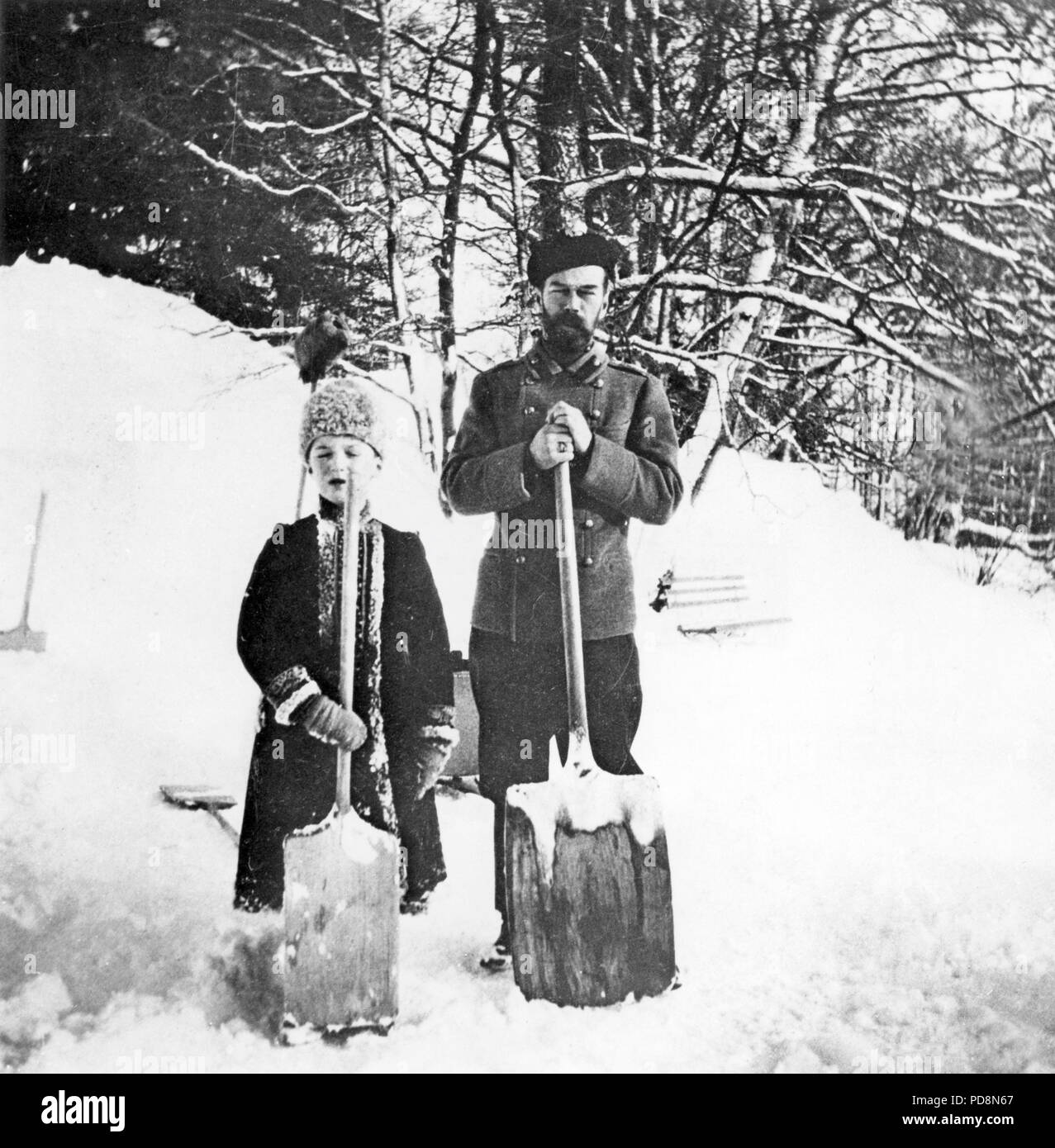 Le Tsar Nicolas II de Russie. 1868-1918. Le dernier empereur de Russie. Photographié ici avec son fils Alexei à Tsarskoe-Selo où le tsar et sa famille ont été emprisonnés. 1917 Banque D'Images