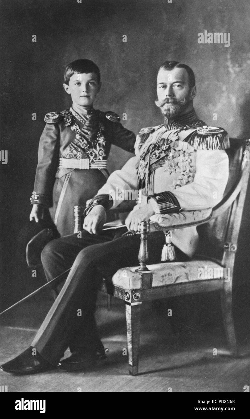 Le Tsar Nicolas II de Russie. 1868-1918. Le dernier empereur de Russie. En photo avec son fils Tsarevich Alexei Nikolaevitch, 1904-1918. Banque D'Images
