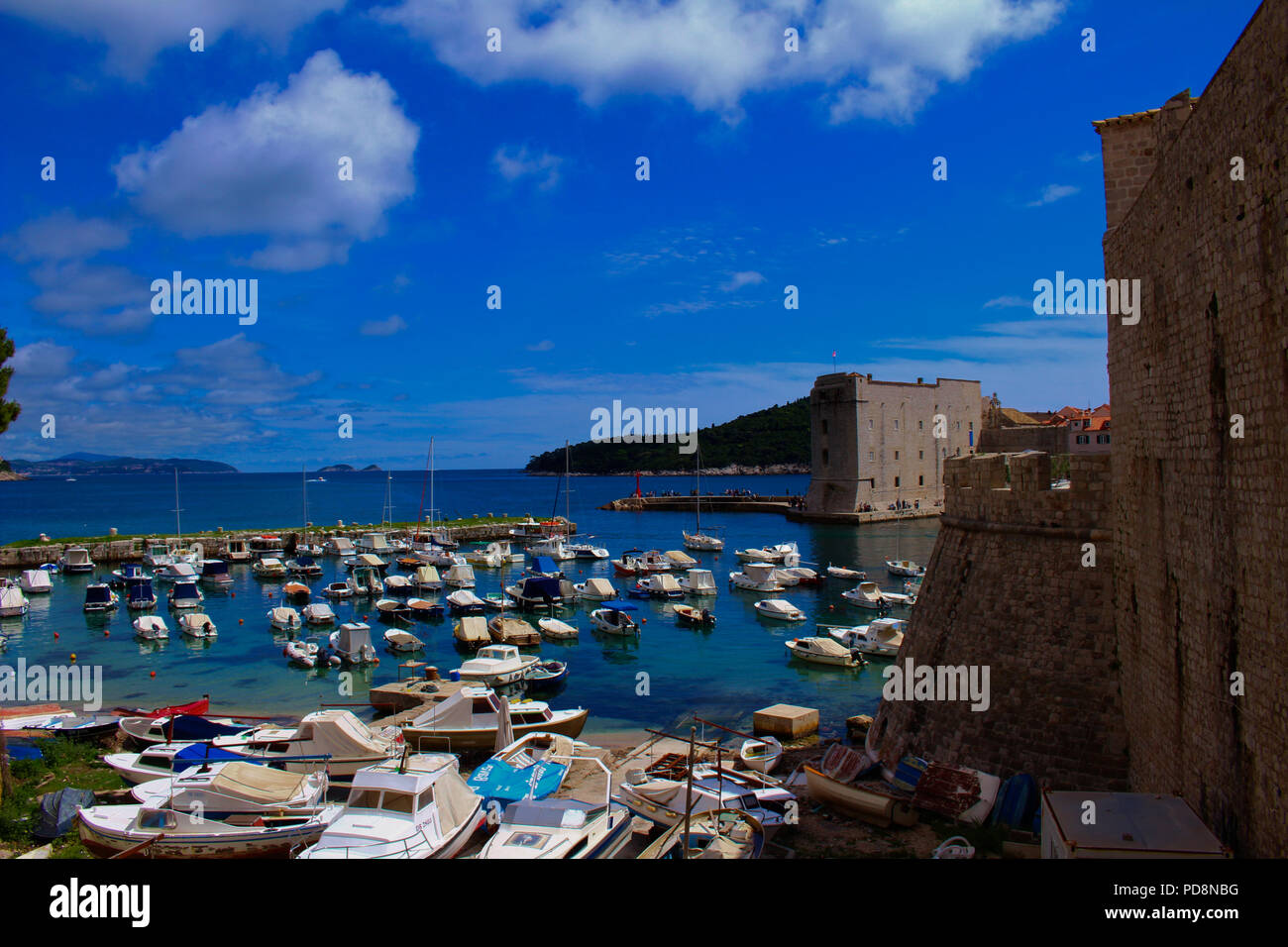 Une vue sur le port de la vieille ville de Dubrovnik, Croatie et la mer Adriatique depuis les murs de la ville Banque D'Images