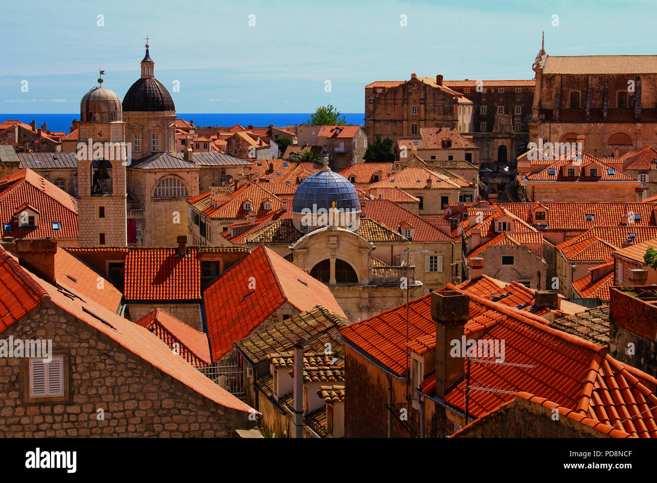 Portrait d'une ville avec des toits rouges des maisons de la vieille ville de Dubrovnik, Croatie et l'Adriatique derrière les maisons Banque D'Images