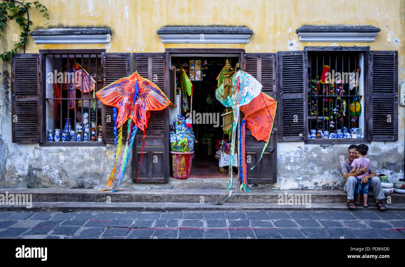 EDitorial : Aug 5, 2017, l'ancienne ville de Hoi An, Vietnam. Un magasin en Anicent Ville Hoi An avec un père et un enfant assis sur un trottoir. Banque D'Images