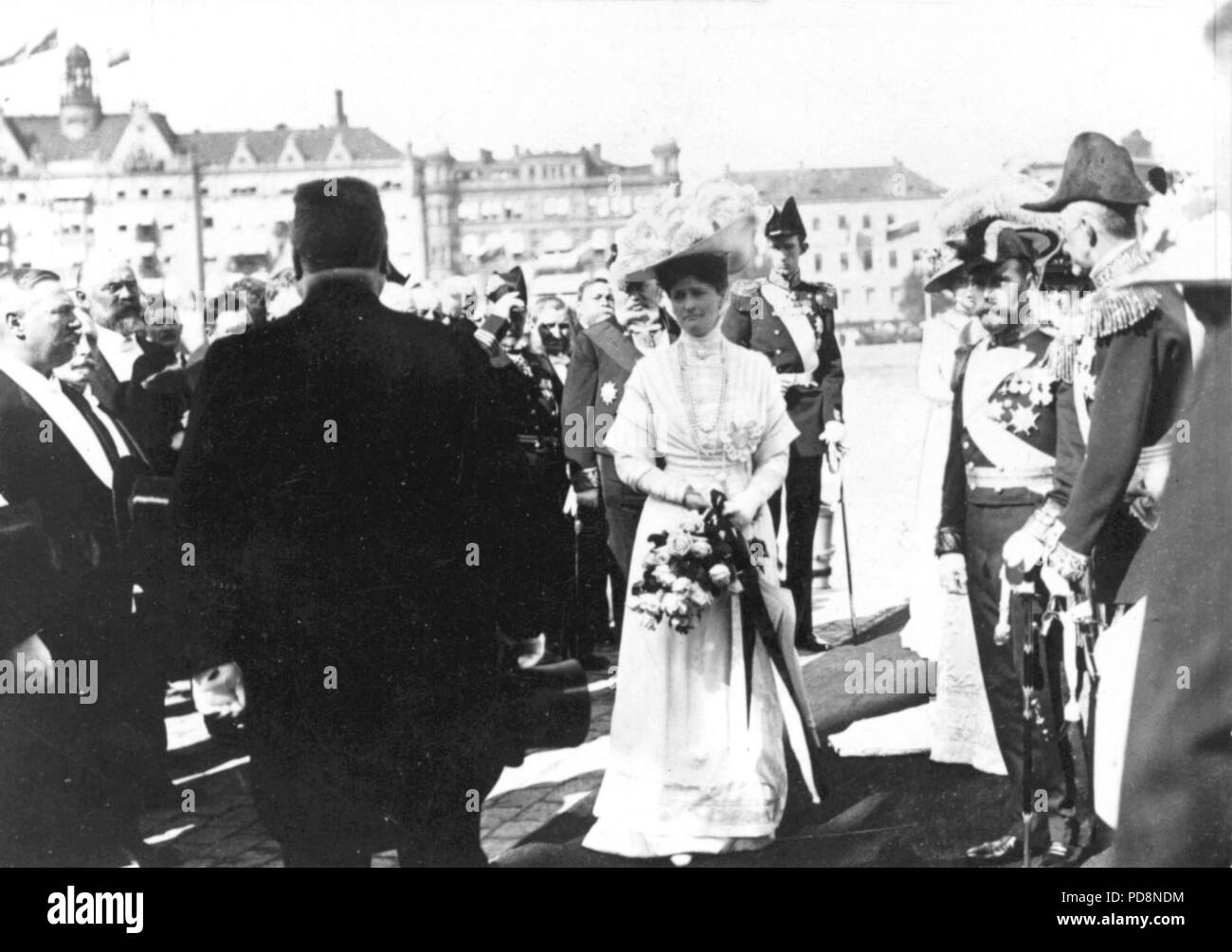 Le Tsar Nicolas II de Russie. 1868-1918. Le dernier empereur de Russie. Photographié ici avec son épouse l'impératrice Alexandra au cours d'une visite royale à Stockholm en Suède au début des années 1900. À droite le roi Gustave V de Suède. Derrière l'Alexandra prince suédois Wilhelm qui était marié à la grande-duchesse Maria Pavlovna de Russie. Banque D'Images