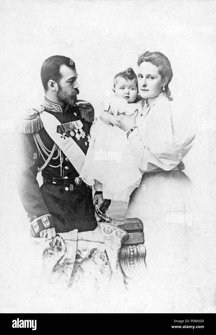 Le Tsar Nicolas II de Russie. 1868-1918. Le dernier empereur de Russie. Photographié ici avec son épouse l'impératrice Alexandra et leur premier-né enfant Olga ca. 1896 Banque D'Images