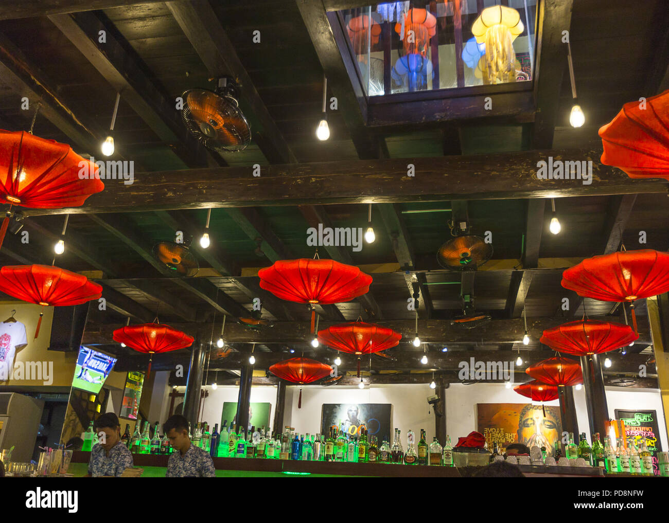 Editorial : Aug 5, 2017, l'ancienne ville de Hoi An, VN., de l'intérieur d'un restaurant. Le plafond a une fenêtre qui est du 2ème étage à l'étage bar. Banque D'Images
