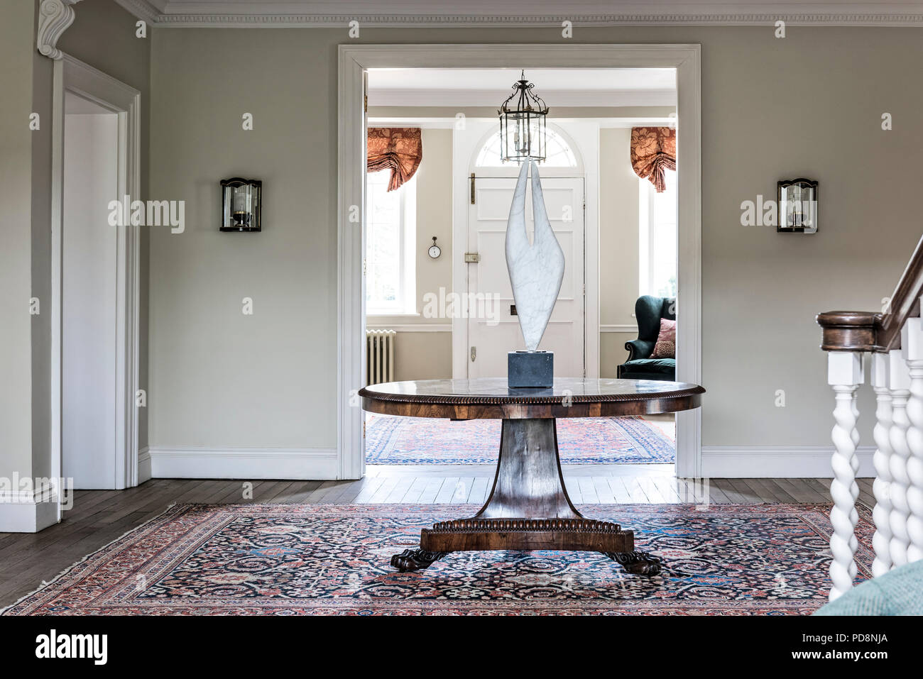 Sculpture sur table ancienne dans le couloir d'Basignstoke country house Banque D'Images