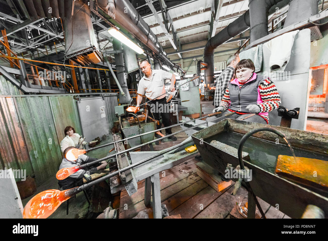 Minsk, Belarus - Février 01, 2018 des travailleurs de la production de verre : travailler avec l'industrie sur l'équipement de base d'usine Banque D'Images Minsk, Belarus - Février 01, 2018 des travailleurs de la production de verre : travailler avec l'industrie sur l'équipement de base d'usine Banque D'Images