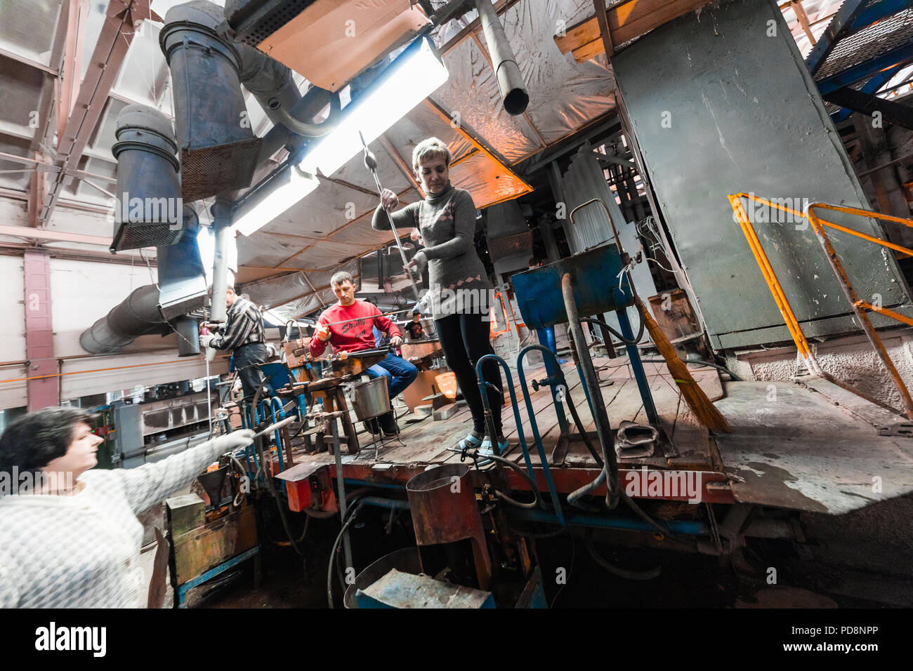 Minsk, Belarus - Février 01, 2018 des travailleurs de la production de verre : travailler avec l'industrie sur l'équipement de base d'usine Banque D'Images Minsk, Belarus - Février 01, 2018 des travailleurs de la production de verre : travailler avec l'industrie sur l'équipement de base d'usine Banque D'Images