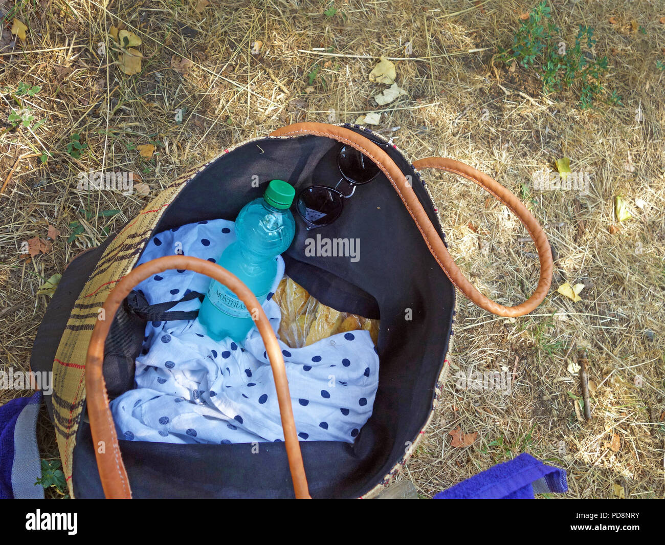 En regardant vers le bas sac de womans thats presque vide Banque D'Images
