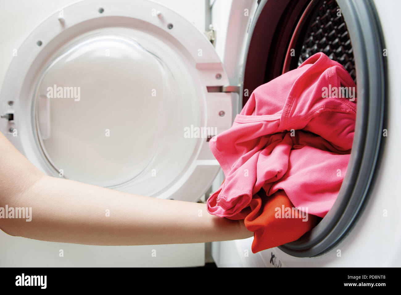 La photo d'une femme dans ce pliage mains lave-linge Banque D'Images