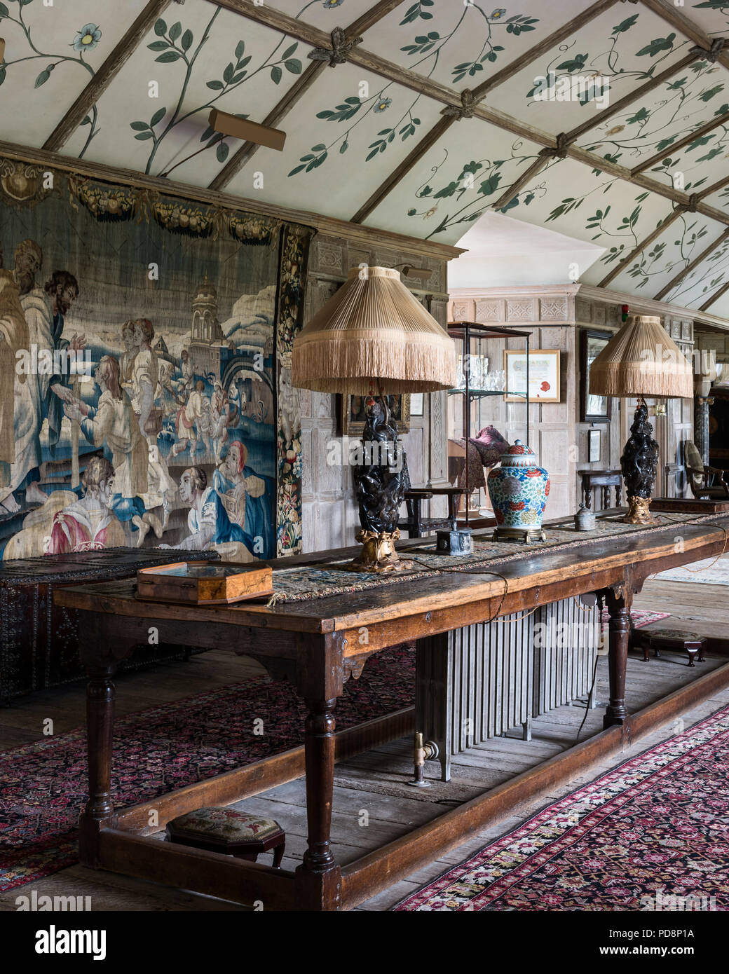 Paire de lampes d'or et murs dans haning longue galerie avec Oliver Messel 20e siècle twining feuillage des arbres Anglais Banque D'Images