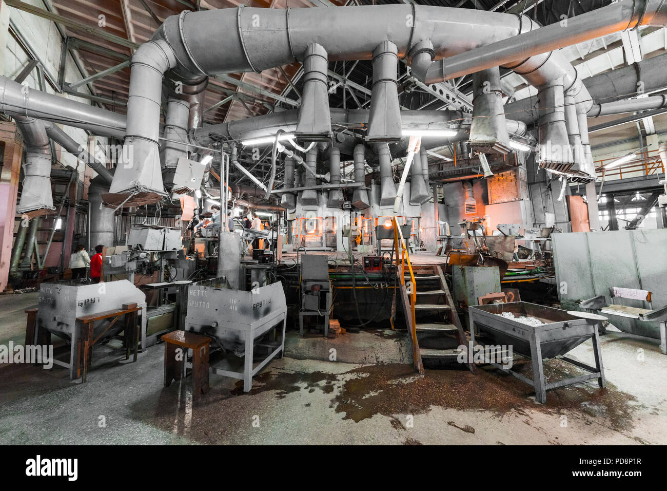 Minsk, Belarus - Février 01, 2018 : les travailleurs de l'usine de verre sur la production d'arrière-plan avec l'équipement de fabrication de verre Banque D'Images Minsk, Belarus - Février 01, 2018 : les travailleurs de l'usine de verre sur la production d'arrière-plan avec l'équipement de fabrication de verre Banque D'Images