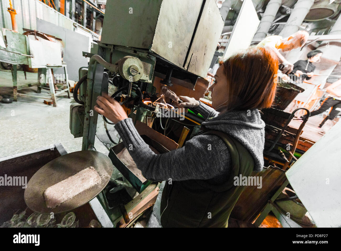 Minsk, Belarus - Février 01, 2018 des travailleurs de la production de verre : travailler avec l'industrie sur l'équipement de base d'usine Banque D'Images Minsk, Belarus - Février 01, 2018 des travailleurs de la production de verre : travailler avec l'industrie sur l'équipement de base d'usine Banque D'Images