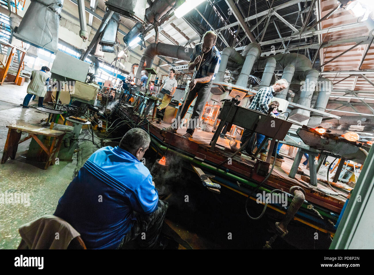 Minsk, Belarus - Février 01, 2018 : les travailleurs de l'usine de verre sur la production d'arrière-plan en verre avec de l'équipement de fabrication Banque D'Images Minsk, Belarus - Février 01, 2018 : les travailleurs de l'usine de verre sur la production d'arrière-plan en verre avec de l'équipement de fabrication Banque D'Images