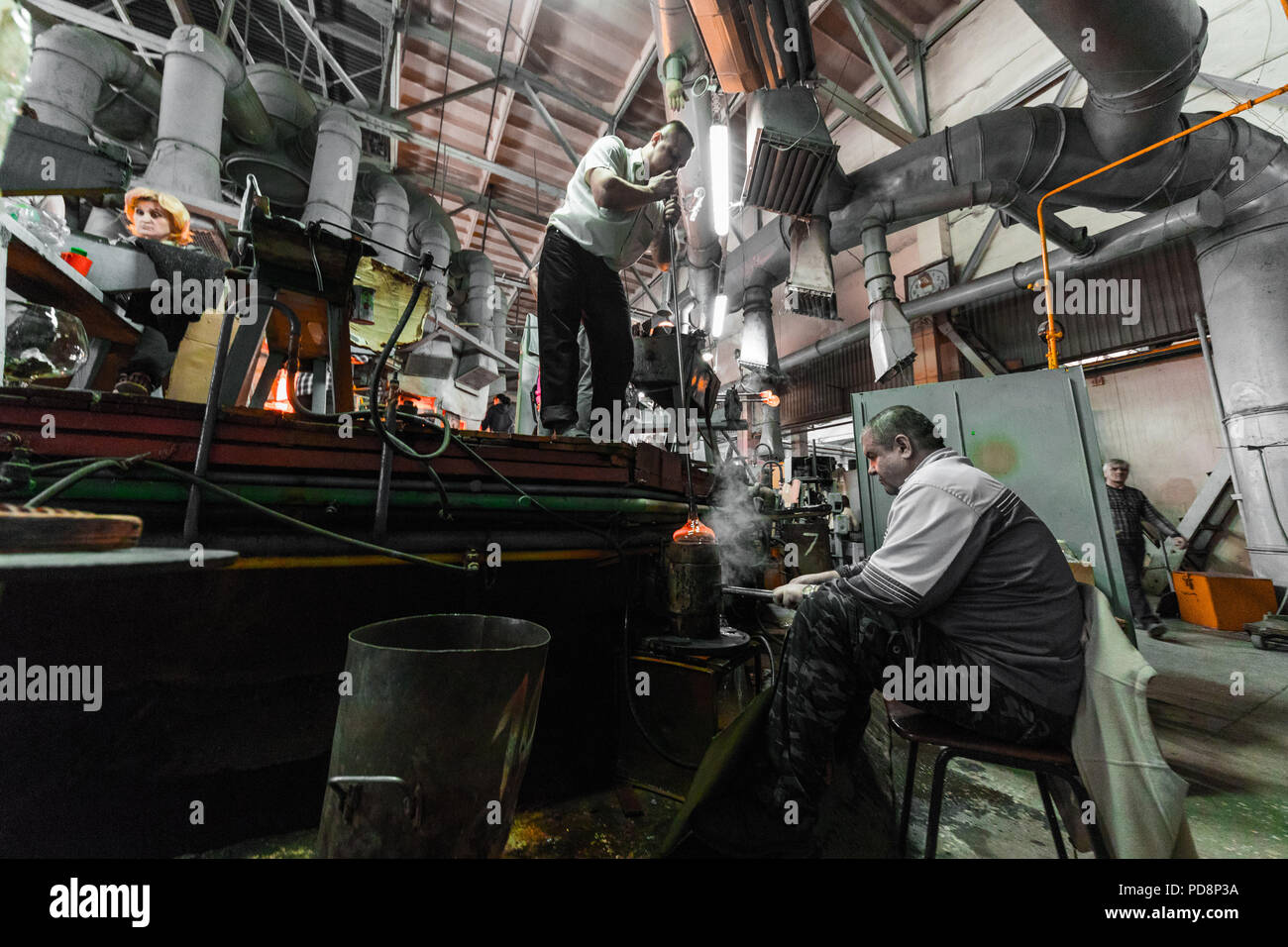 Minsk, Belarus - Février 01, 2018 : les travailleurs de l'usine de verre sur la production d'arrière-plan en verre avec de l'équipement de fabrication Banque D'Images Minsk, Belarus - Février 01, 2018 : les travailleurs de l'usine de verre sur la production d'arrière-plan en verre avec de l'équipement de fabrication Banque D'Images