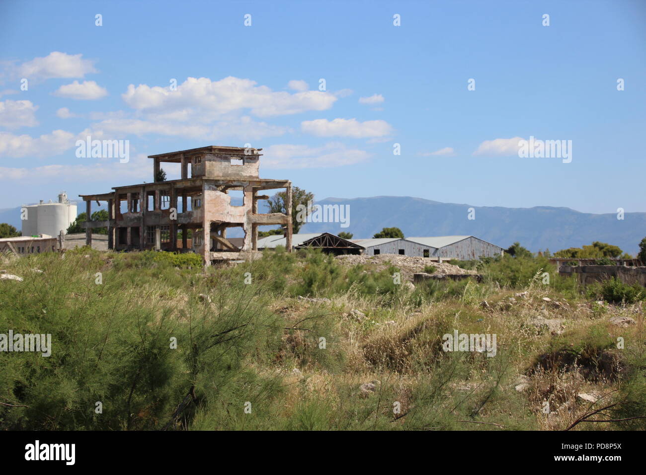 Vue d'un vaste domaine où l'isolé un bâtiments rugueux ne sont pas finis Banque D'Images