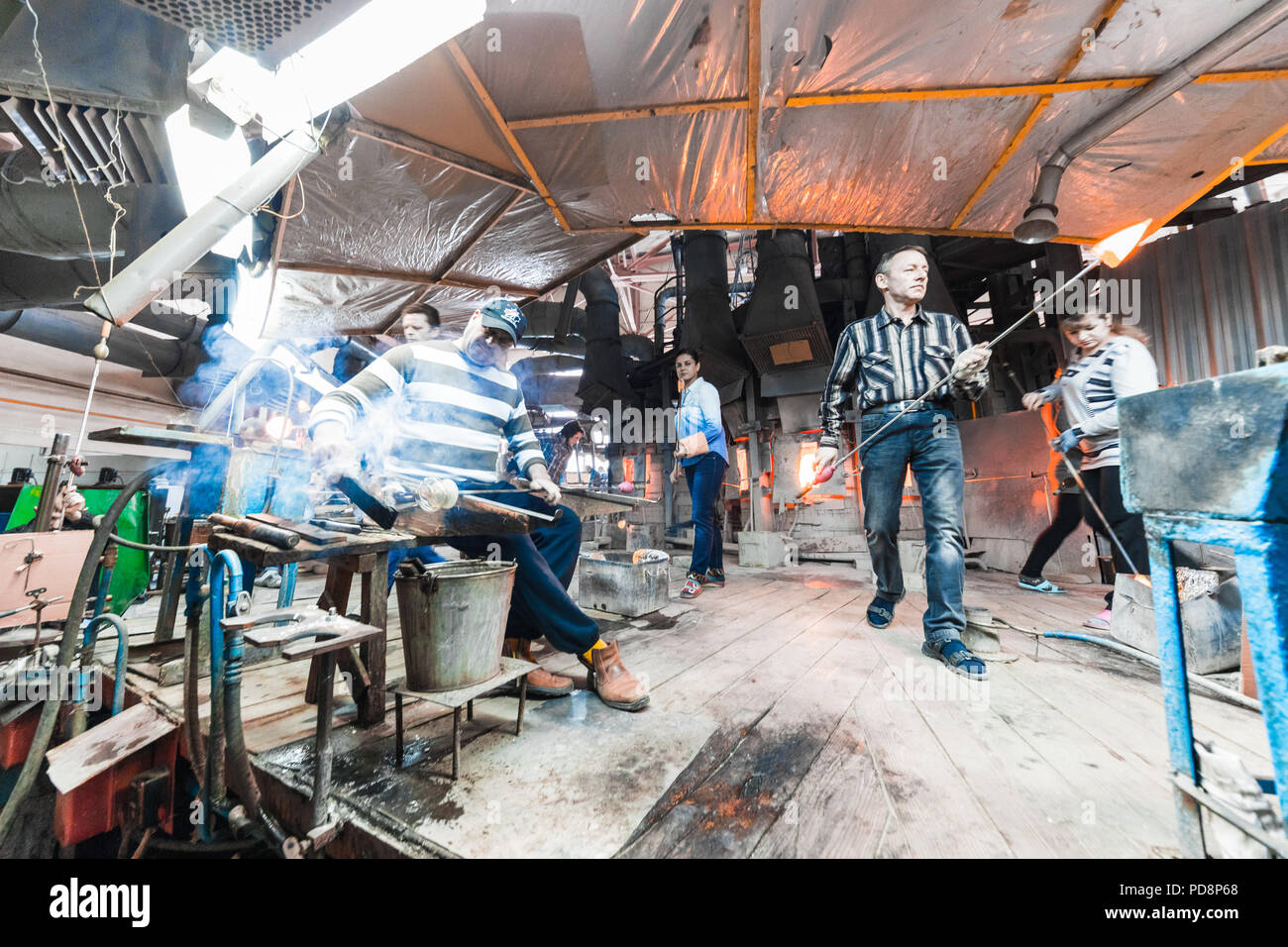 Minsk, Belarus - Février 01, 2018 des travailleurs de la production de verre : travailler avec l'industrie sur l'équipement de base d'usine Banque D'Images Minsk, Belarus - Février 01, 2018 des travailleurs de la production de verre : travailler avec l'industrie sur l'équipement de base d'usine Banque D'Images