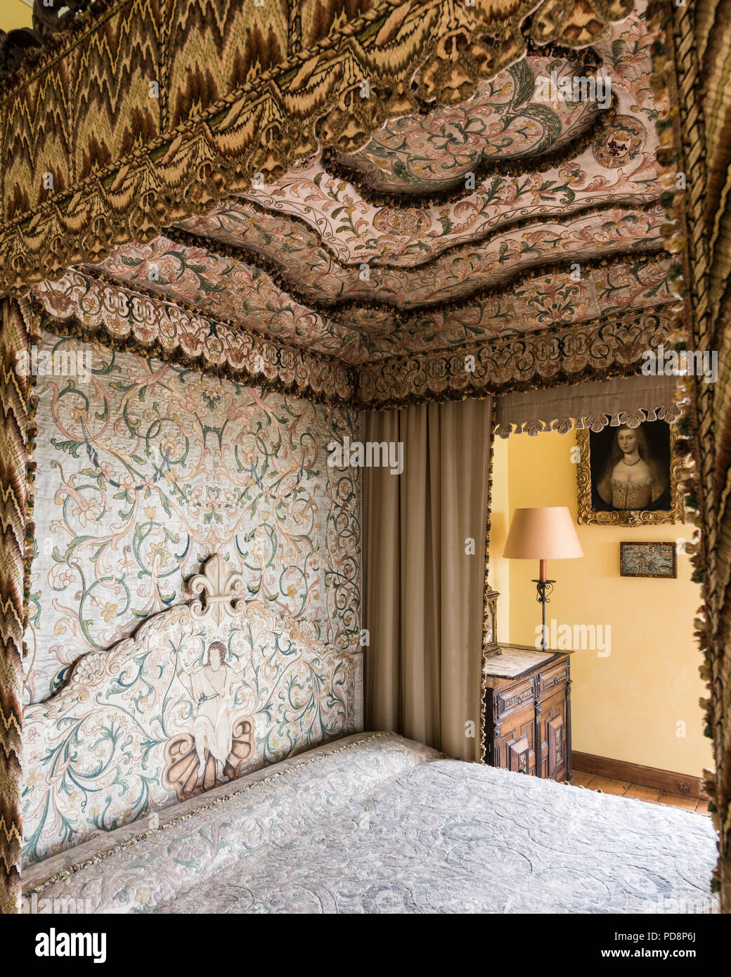 L'intérieur de l'auvent décoratif quatre lit postered tapissés avec flamme de croix du 17ème siècle Banque D'Images