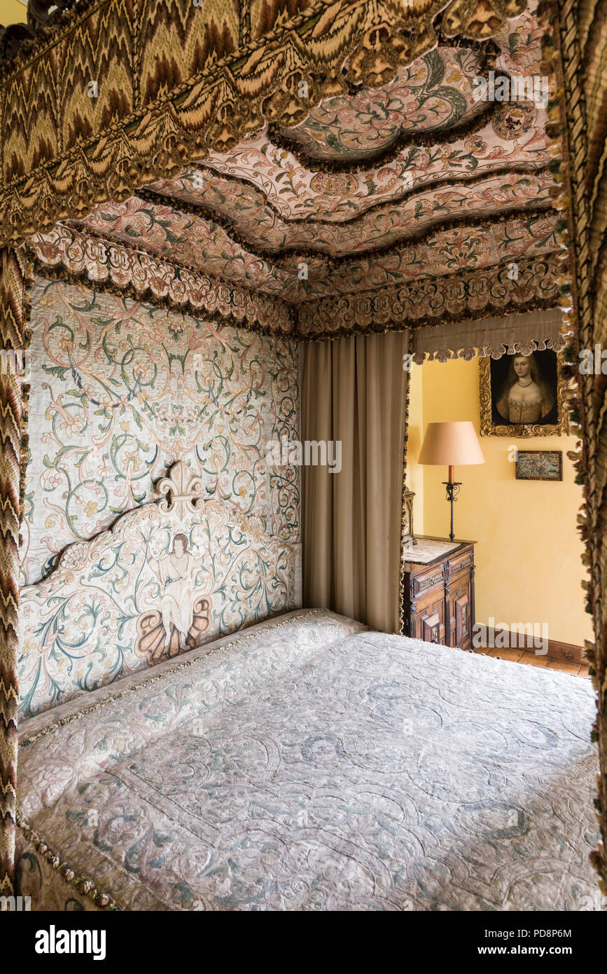 L'intérieur de l'auvent décoratif quatre lit postered tapissés avec flamme de croix du 17ème siècle Banque D'Images