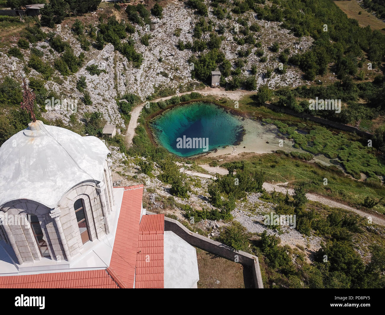 Le ressort de la rivière Cetina (Cetine izvor) dans les contreforts de la montagne Dinara est nommé Blue Eye (Modro oko). Banque D'Images