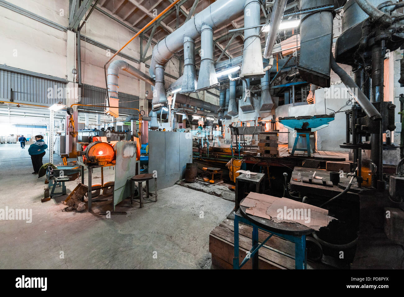 Minsk, Belarus - Février 01, 2018 : les travailleurs de l'usine de verre sur la production d'arrière-plan avec l'équipement de fabrication de verre Banque D'Images Minsk, Belarus - Février 01, 2018 : les travailleurs de l'usine de verre sur la production d'arrière-plan avec l'équipement de fabrication de verre Banque D'Images