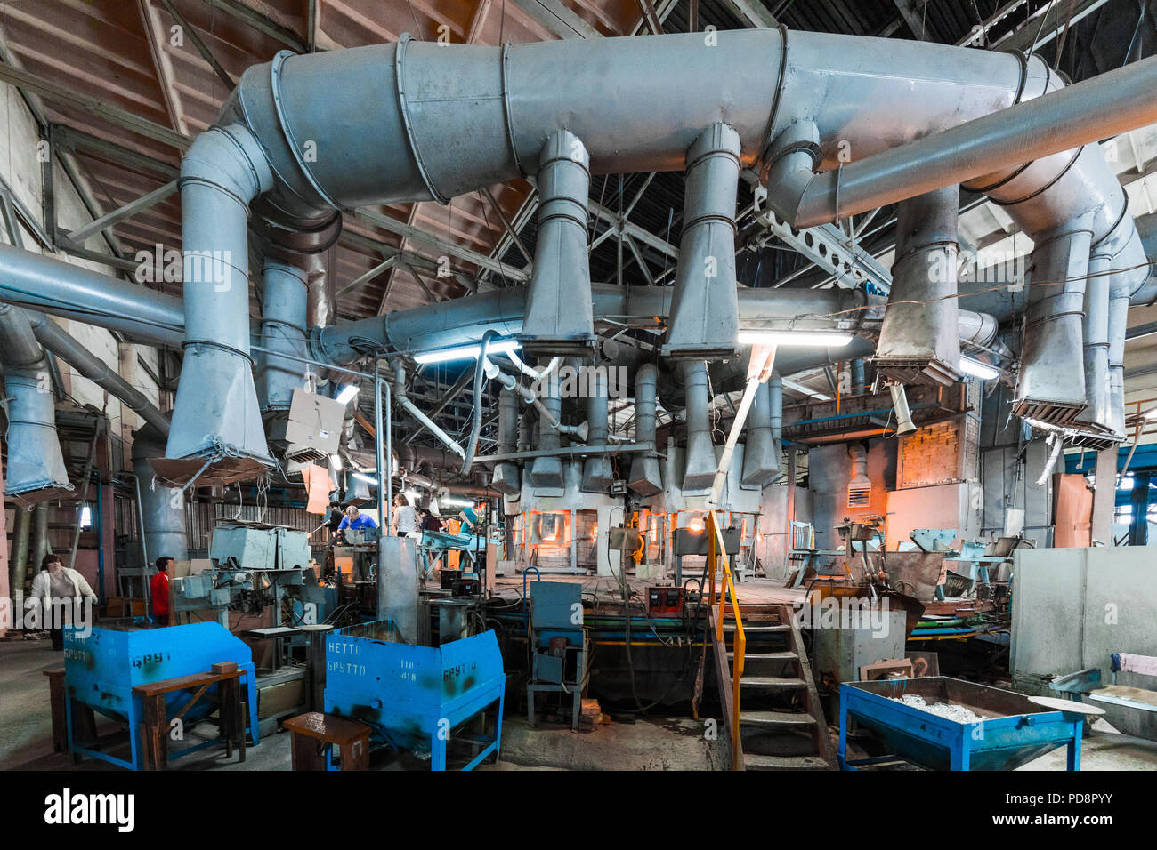 Minsk, Belarus - Février 01, 2018 : les travailleurs de l'usine de verre sur la production d'arrière-plan avec l'équipement de fabrication de verre Banque D'Images Minsk, Belarus - Février 01, 2018 : les travailleurs de l'usine de verre sur la production d'arrière-plan avec l'équipement de fabrication de verre Banque D'Images
