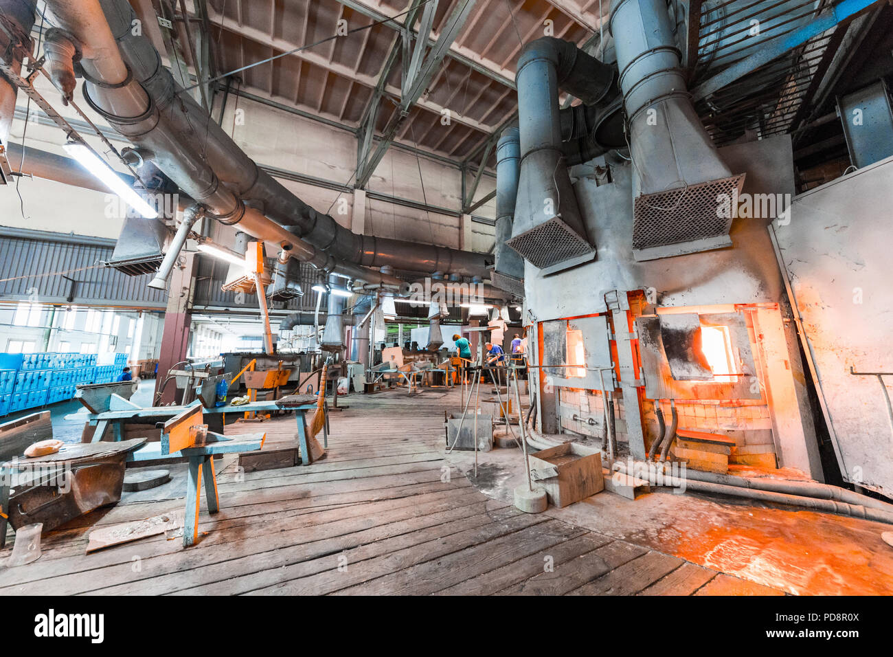 Minsk, Belarus - Février 01, 2018 : les travailleurs de l'usine de verre sur la production d'arrière-plan avec l'équipement de fabrication de verre Banque D'Images Minsk, Belarus - Février 01, 2018 : les travailleurs de l'usine de verre sur la production d'arrière-plan avec l'équipement de fabrication de verre Banque D'Images