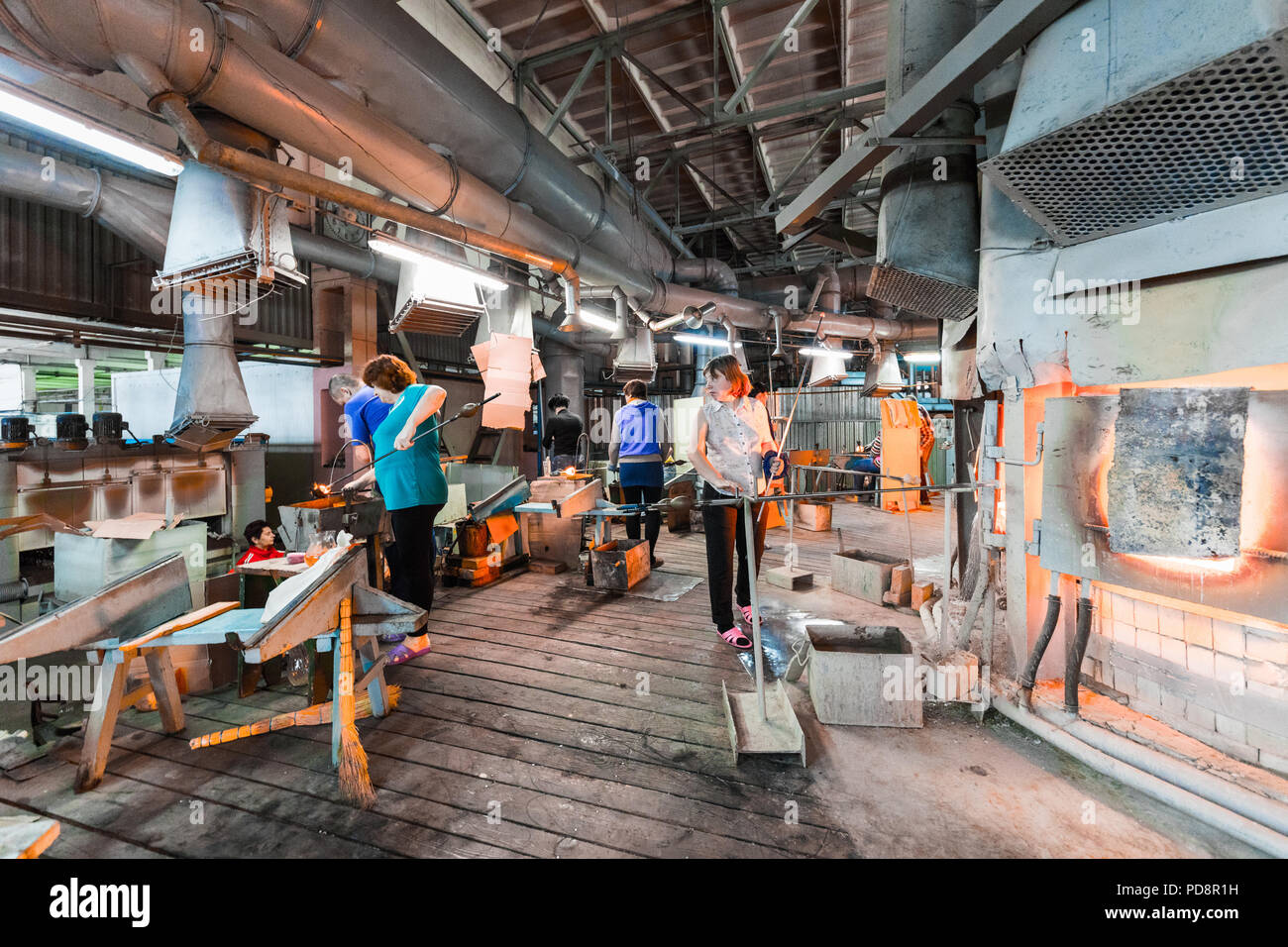 Minsk, Belarus - Février 01, 2018 : les travailleurs de l'usine de verre sur la production d'arrière-plan en verre avec de l'équipement de fabrication Banque D'Images Minsk, Belarus - Février 01, 2018 : les travailleurs de l'usine de verre sur la production d'arrière-plan en verre avec de l'équipement de fabrication Banque D'Images