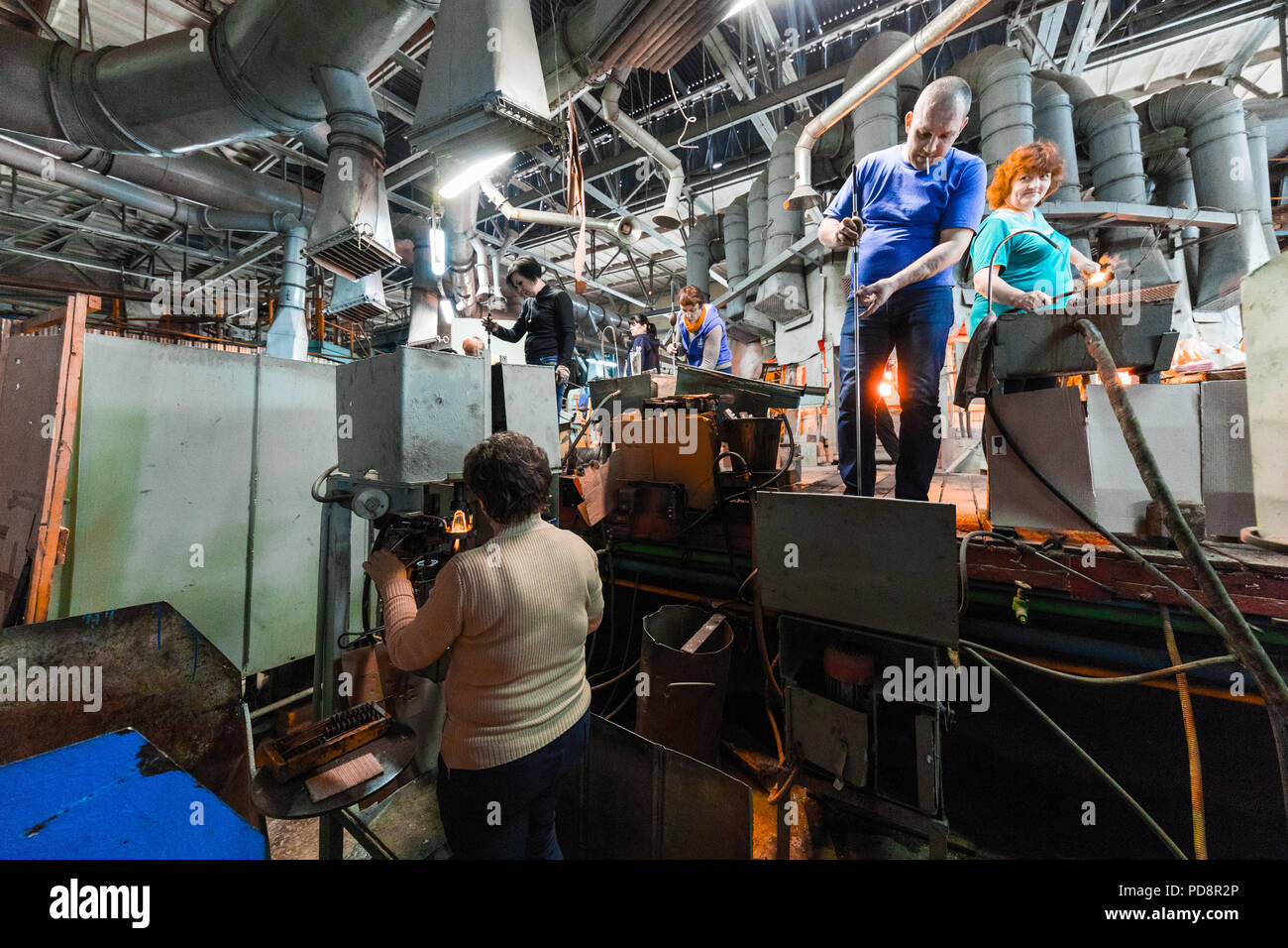 Minsk, Belarus - Février 01, 2018 : les travailleurs de l'usine de verre sur la production d'arrière-plan en verre avec de l'équipement de fabrication Banque D'Images Minsk, Belarus - Février 01, 2018 : les travailleurs de l'usine de verre sur la production d'arrière-plan en verre avec de l'équipement de fabrication Banque D'Images