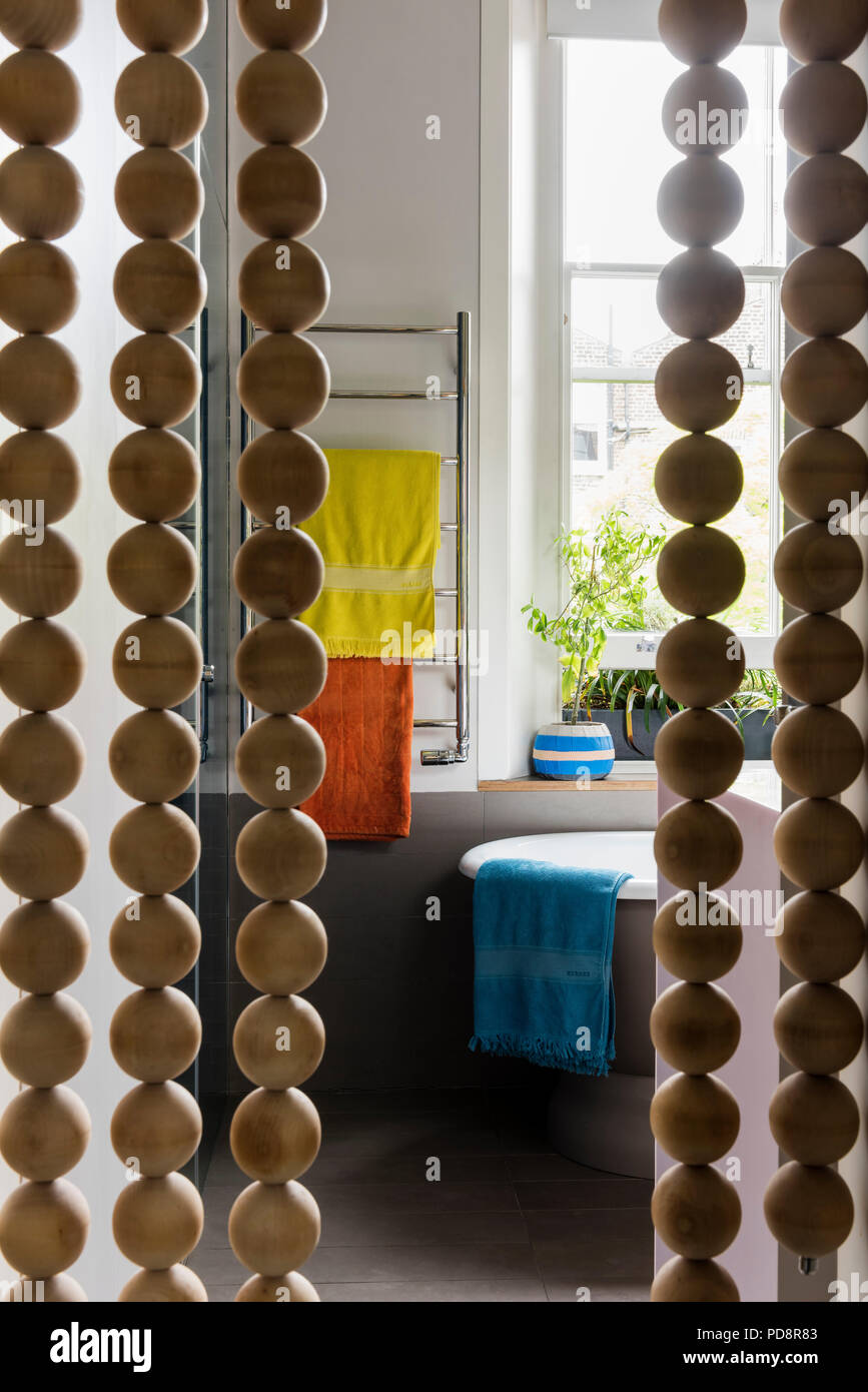 Rideau de perles en bois surdimensionnés avec vue de salle de bain Banque D'Images