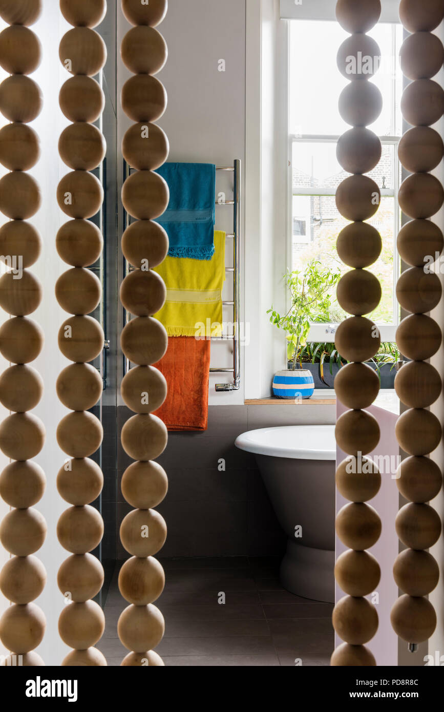 Rideau de perles en bois surdimensionnés avec vue de salle de bain Banque D'Images