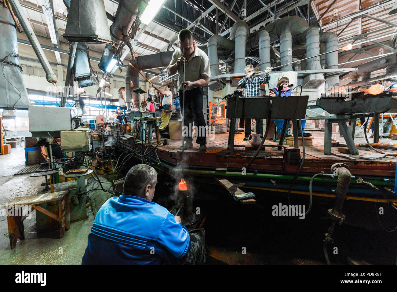 Minsk, Belarus - Février 01, 2018 : les travailleurs de l'usine de verre sur la production d'arrière-plan en verre avec de l'équipement de fabrication Banque D'Images Minsk, Belarus - Février 01, 2018 : les travailleurs de l'usine de verre sur la production d'arrière-plan en verre avec de l'équipement de fabrication Banque D'Images