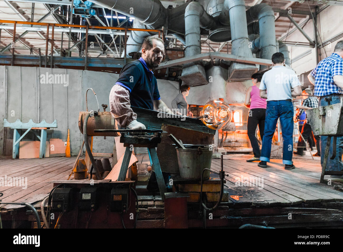Minsk, Belarus - Février 01, 2018 : les travailleurs de l'usine de verre sur la production d'arrière-plan en verre avec de l'équipement de fabrication Banque D'Images Minsk, Belarus - Février 01, 2018 : les travailleurs de l'usine de verre sur la production d'arrière-plan en verre avec de l'équipement de fabrication Banque D'Images