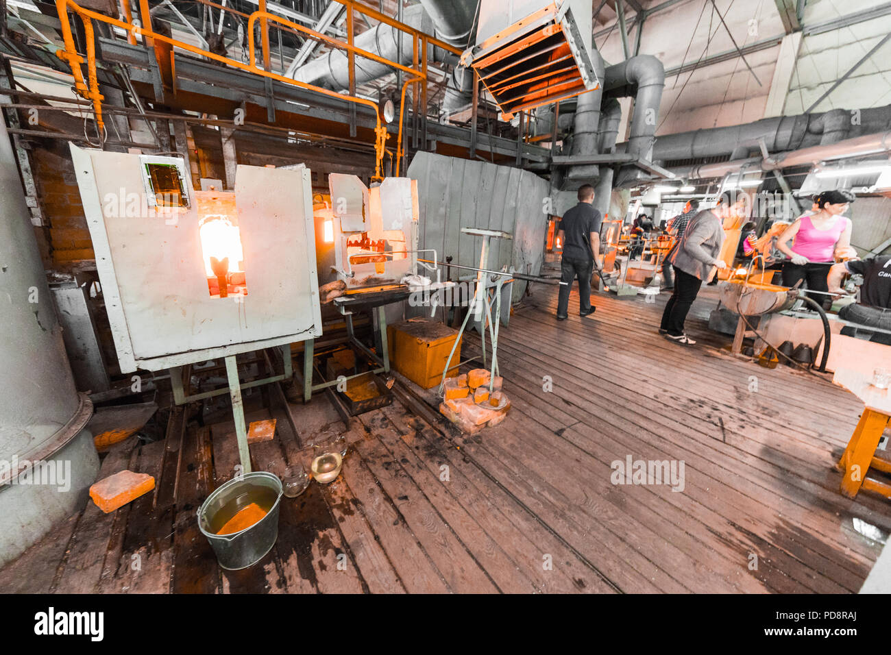 Minsk, Belarus - Février 01, 2018 : les travailleurs de l'usine de verre sur la production d'arrière-plan en verre avec de l'équipement de fabrication Banque D'Images Minsk, Belarus - Février 01, 2018 : les travailleurs de l'usine de verre sur la production d'arrière-plan en verre avec de l'équipement de fabrication Banque D'Images