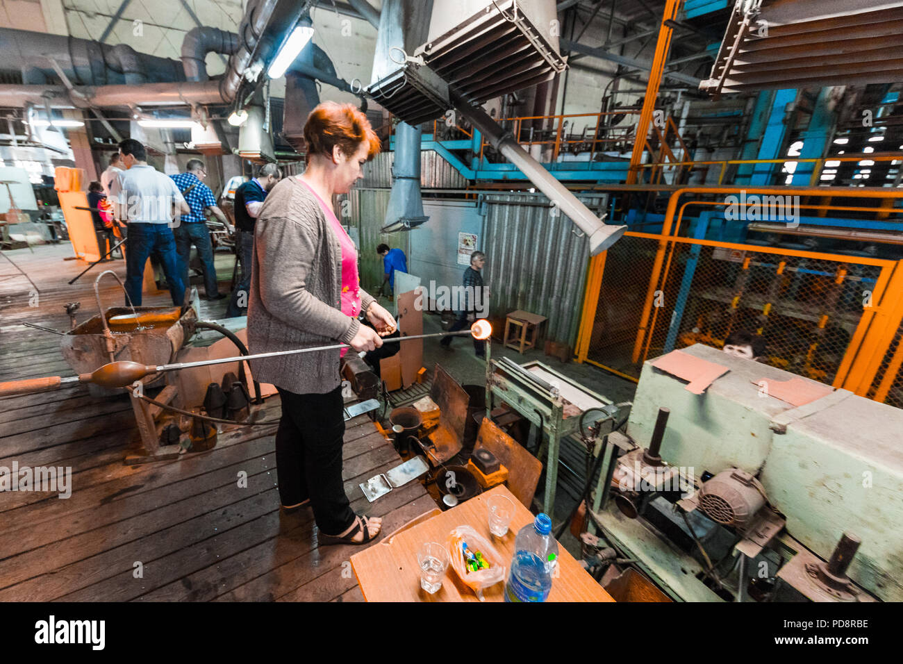 Minsk, Belarus - Février 01, 2018 : les travailleurs de l'usine de verre sur la production d'arrière-plan en verre avec de l'équipement de fabrication Banque D'Images Minsk, Belarus - Février 01, 2018 : les travailleurs de l'usine de verre sur la production d'arrière-plan en verre avec de l'équipement de fabrication Banque D'Images