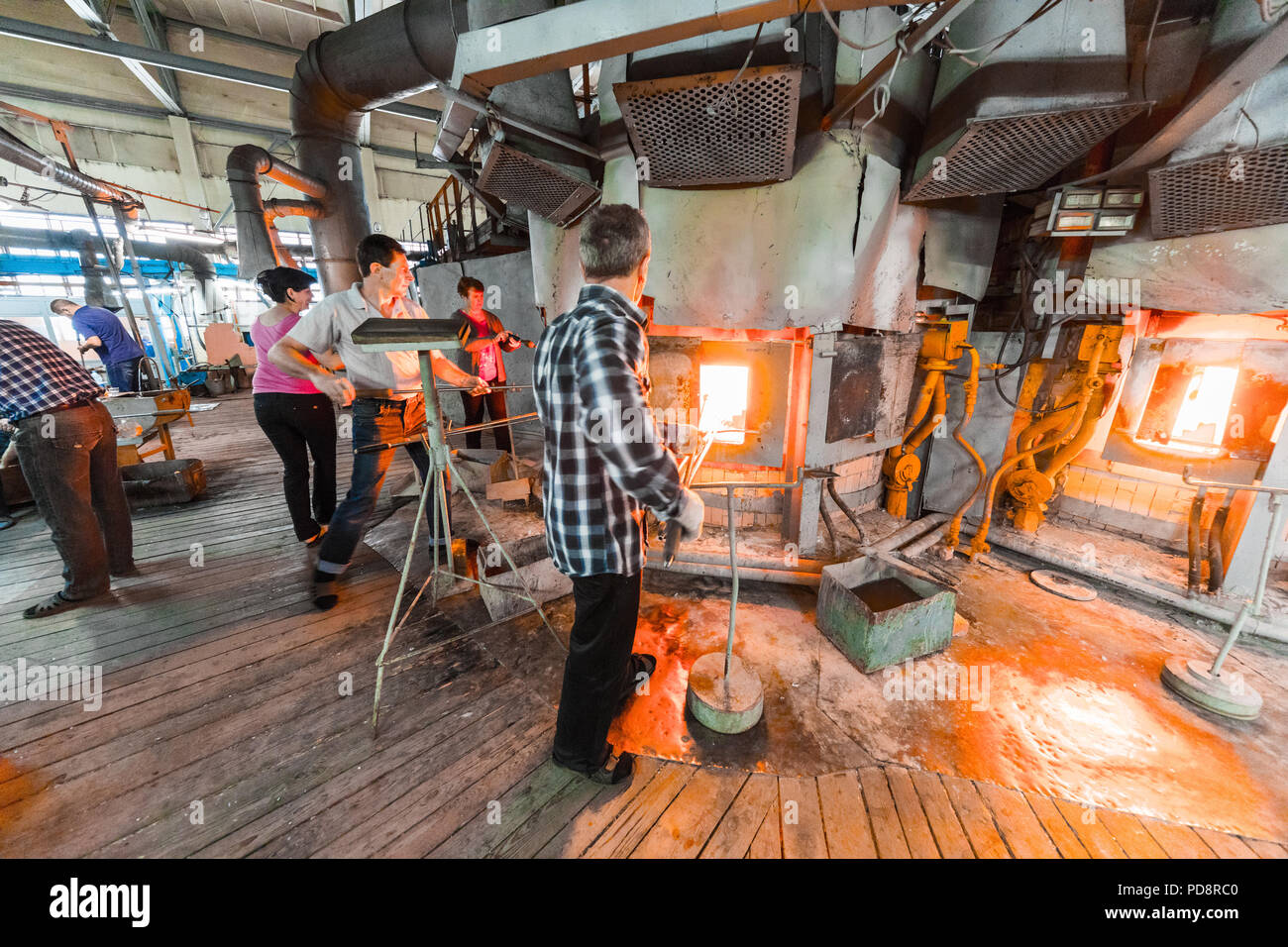 Minsk, Belarus - Février 01, 2018 : les travailleurs de l'usine de verre sur la production d'arrière-plan en verre avec de l'équipement de fabrication Banque D'Images Minsk, Belarus - Février 01, 2018 : les travailleurs de l'usine de verre sur la production d'arrière-plan en verre avec de l'équipement de fabrication Banque D'Images