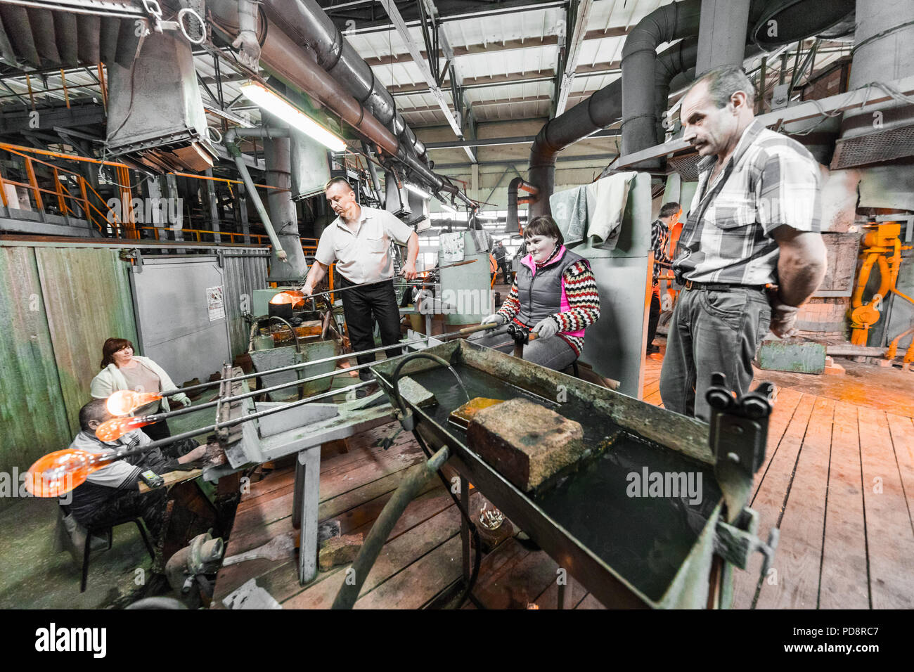 Minsk, Belarus - Février 01, 2018 des travailleurs de la production de verre : travailler avec l'industrie sur l'équipement de base d'usine Banque D'Images Minsk, Belarus - Février 01, 2018 des travailleurs de la production de verre : travailler avec l'industrie sur l'équipement de base d'usine Banque D'Images