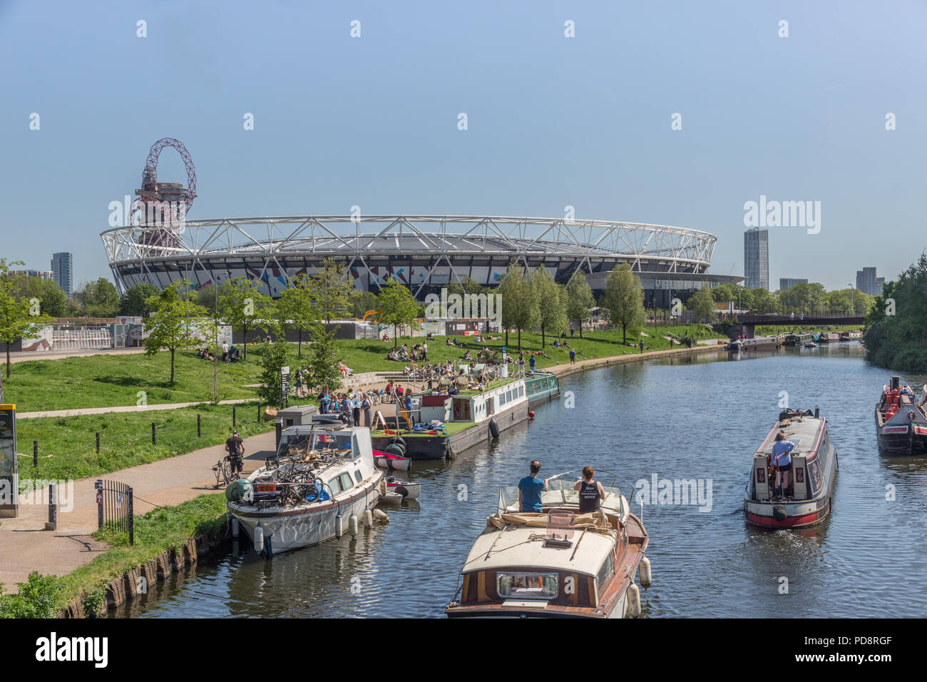 Vue sur le Queen Elizabeth Olympic Park et stade de Londres à partir de la rivière Lea, London, Londres, Angleterre, Royaume-Uni, Europe 2018 Banque D'Images