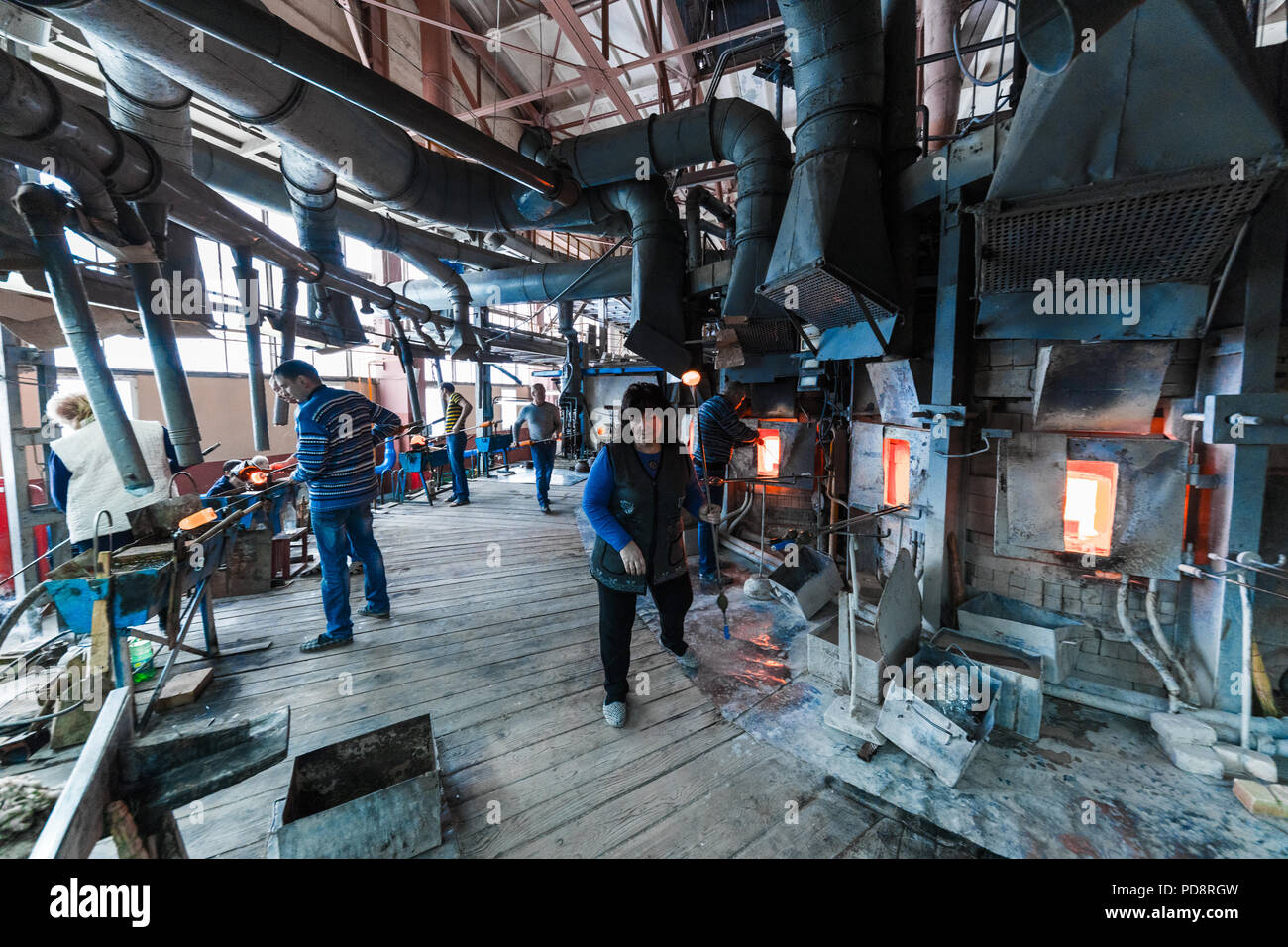 Minsk, Belarus - Février 01, 2018 des travailleurs de la production de verre : travailler avec l'industrie sur l'équipement de base d'usine Banque D'Images Minsk, Belarus - Février 01, 2018 des travailleurs de la production de verre : travailler avec l'industrie sur l'équipement de base d'usine Banque D'Images
