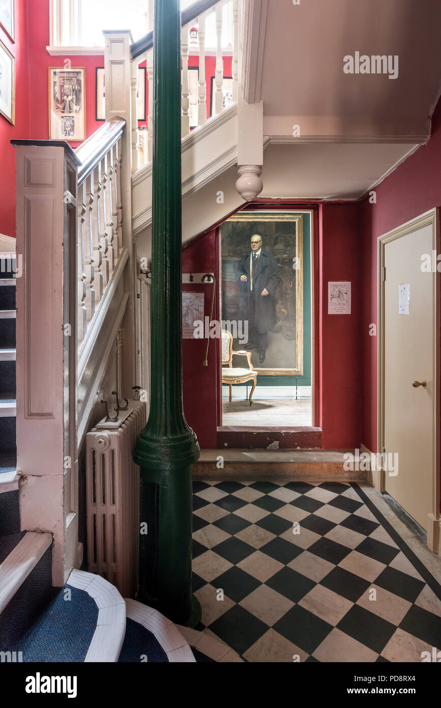 Hall d'entrée du Sketch Club de Londres à carreaux avec parquet et murs peints en rouge Banque D'Images