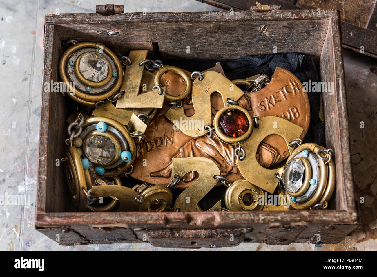 Une vieille boîte de regalia contenant une palette de cuivre et d'une chaîne d'agents fabriqués à partir de morceaux de plomberie et les poignées de porte Banque D'Images