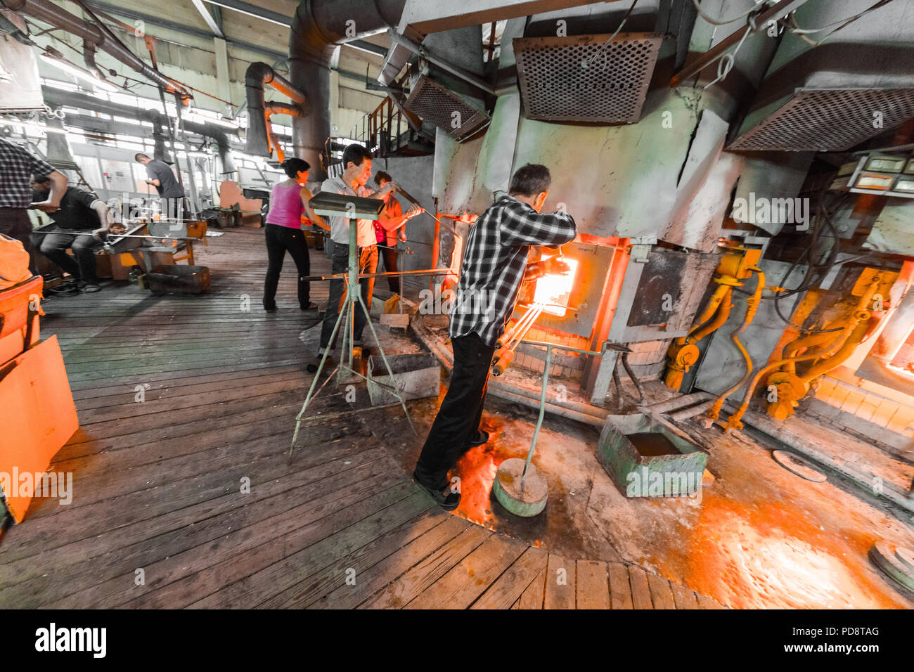 Production de verre au fond de l'industrie de l'usine de fabrication Banque D'Images Production de verre au fond de l'industrie de l'usine de fabrication Banque D'Images