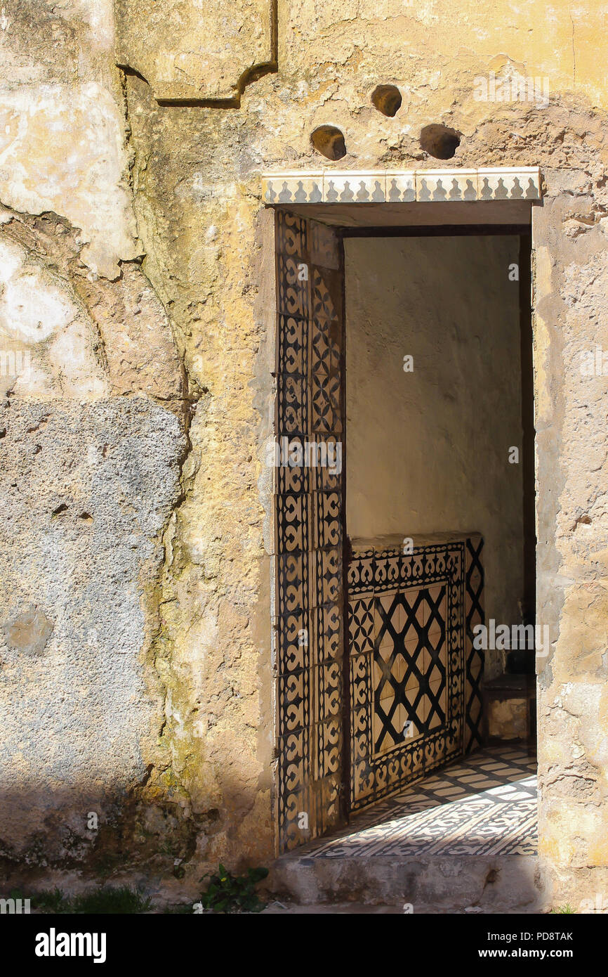 Écaillé jaune façade d'une vieille maison. A ouvert la porte. Entrée privée, sol et mur en carreaux de céramique traditionnels decored. El Jadida, Maroc. Banque D'Images