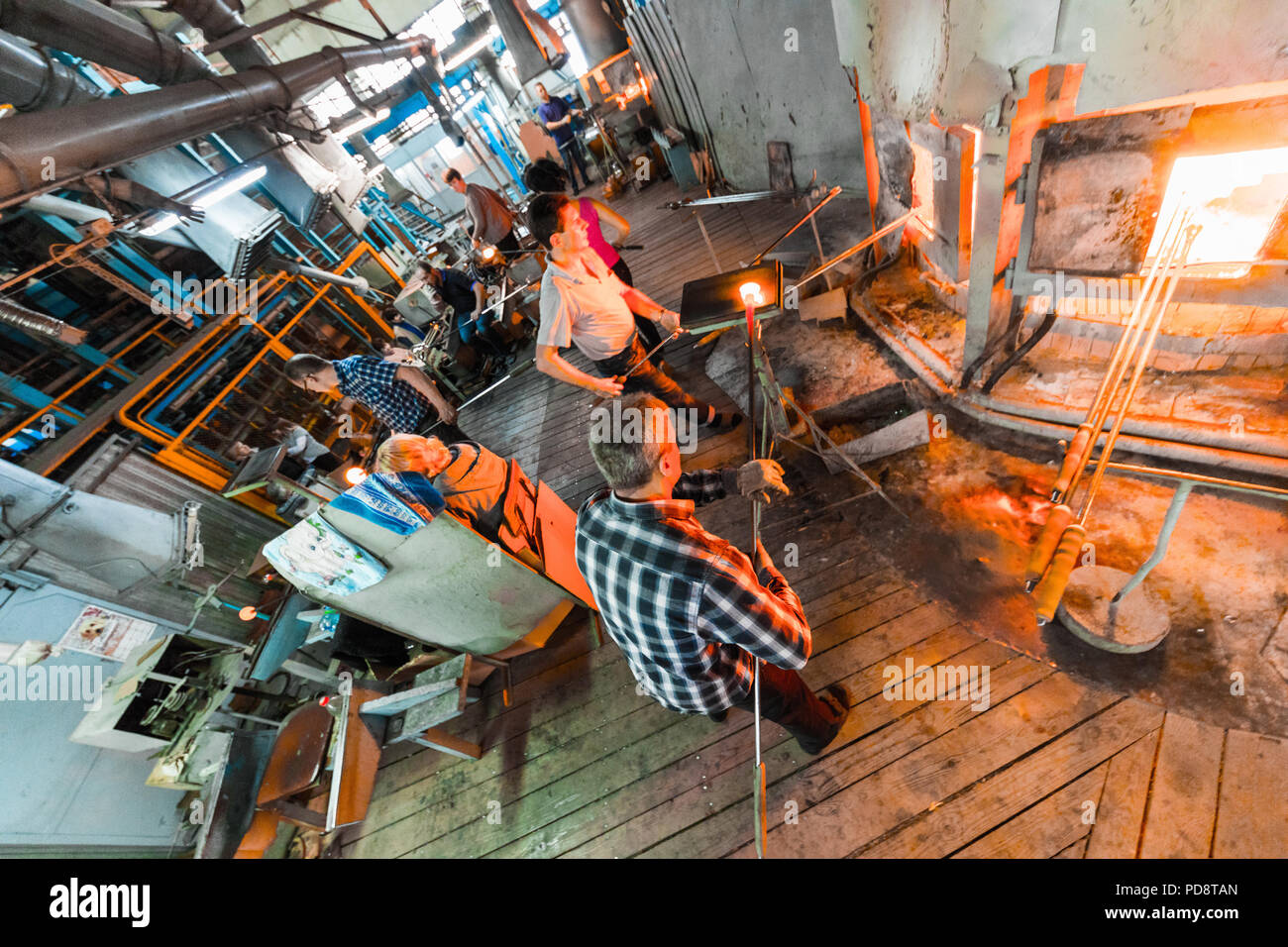 Production de verre au fond de l'industrie de l'usine de fabrication Banque D'Images Production de verre au fond de l'industrie de l'usine de fabrication Banque D'Images