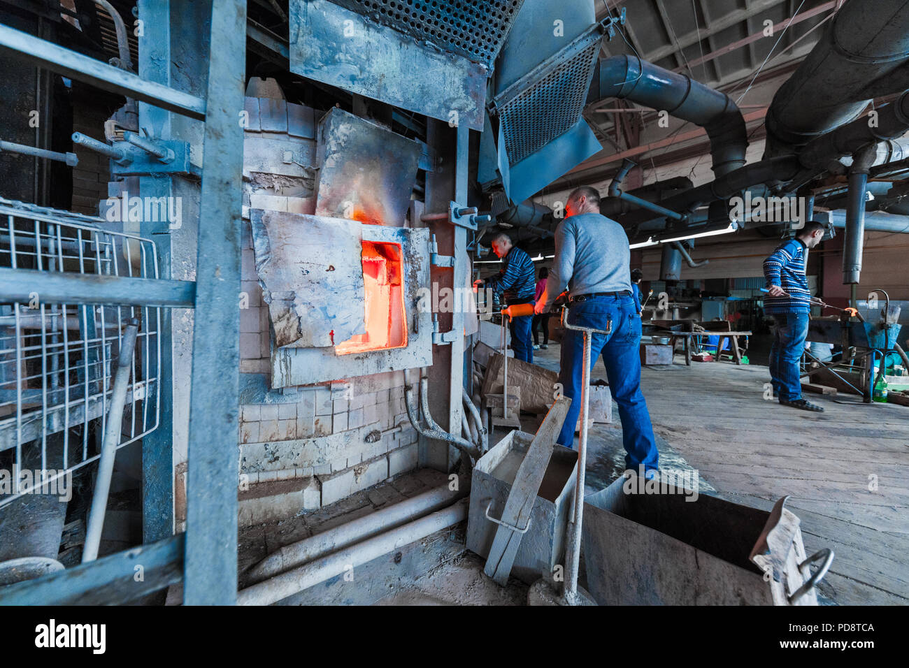 Production de verre au fond de l'industrie de l'usine de fabrication Banque D'Images Production de verre au fond de l'industrie de l'usine de fabrication Banque D'Images